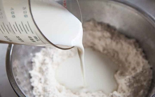 1. Этап. Хлеб с тмином: 2. Влейте в тесто кефир и тщательно перемешайте.