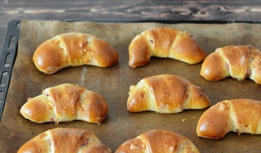 1. Этап. Рогалики с копчёной грудинкой и сыром: При желании смажьте рогалики яйцом перед выпечкой. Поместите в нагретую духовку и выпекайте при температуре 180°С около 20-25 минут. Ориентируйтесь по своей духовке.