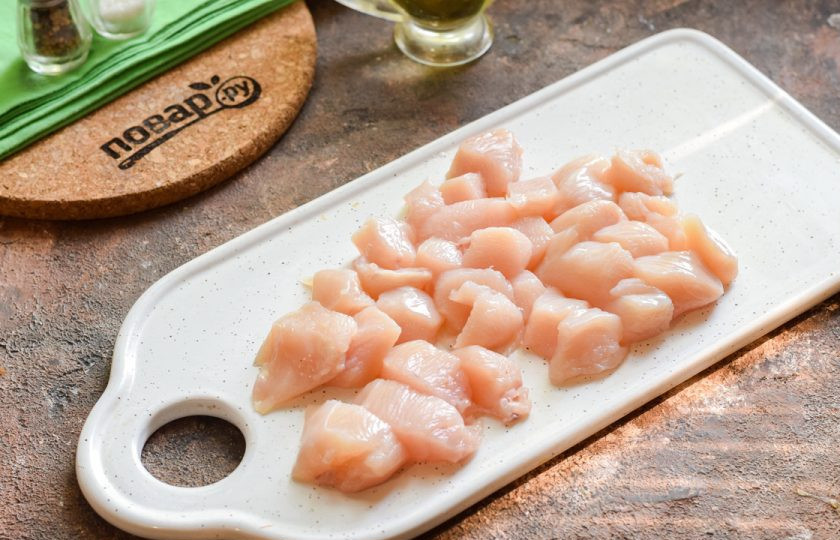 1. Этап. Куриный суп с базиликом: Ополосните куриное филе, нарежьте небольшими кусочками. В кастрюле доведите до кипения воду, опустите филе и доведите до кипения, снимите пенку. Варите филе 15 минут.