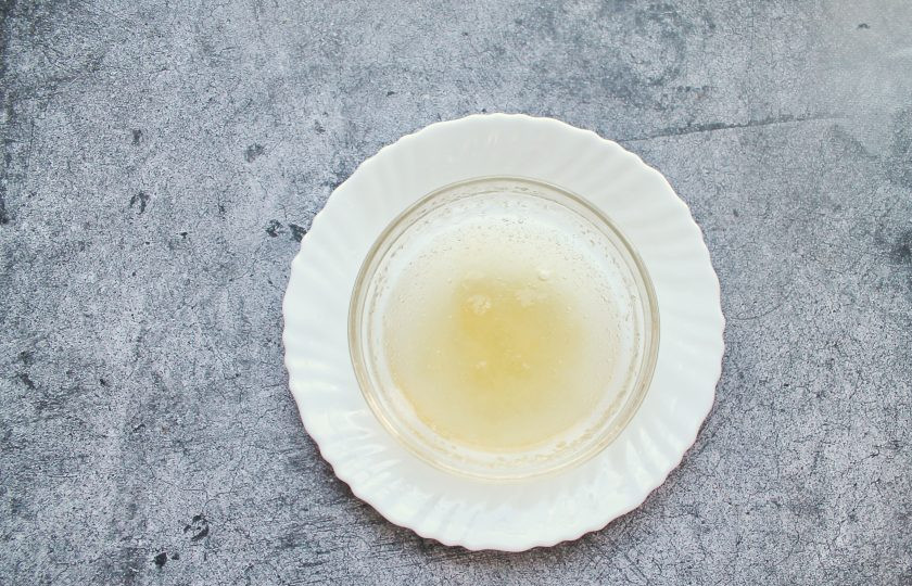 1. Этап. Заливное из палтуса: Желатин залейте стаканом остывшего бульона. Оставьте набухать на 30-40 минут или согласно инструкции. После этого распустите его на водяной бане и смешайте с рыбным бульоном.