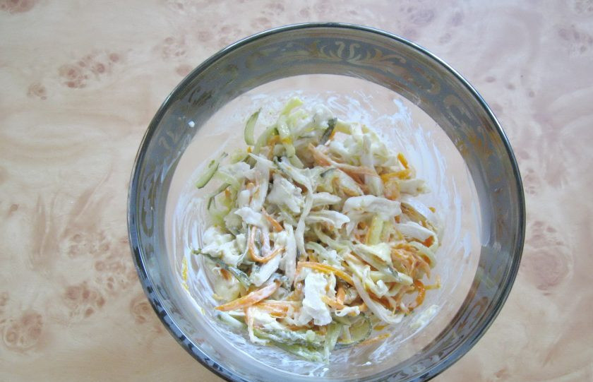 1. Этап. Салат с курицей и лапшой из омлета: Перемешайте салат.