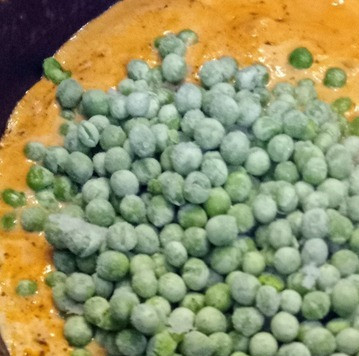 1. Этап. Малай кофта: Добавьте зелёный горошек и продолжайте варить ещё 5 минут.