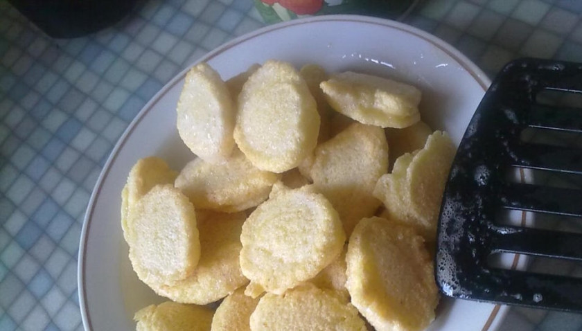 1. Этап. Манные клецки: Выложите манные клецки в тарелку.