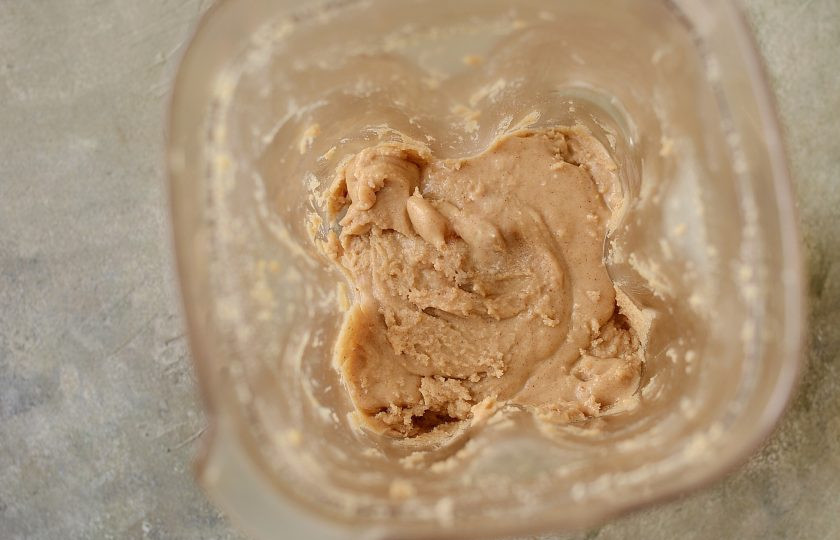 1. Этап. Веганская нутелла: Затем измельчите орехи до гладкой однородной пасты. Во время измельчения периодически открывайте блендер и собирайте лопаточкой ореховую крошку со стенок.