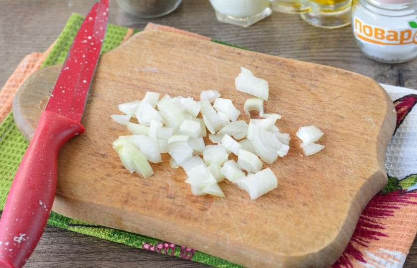 1. Этап. Свекла в сливочном соусе: Нарежьте лук мелкими кубиками.