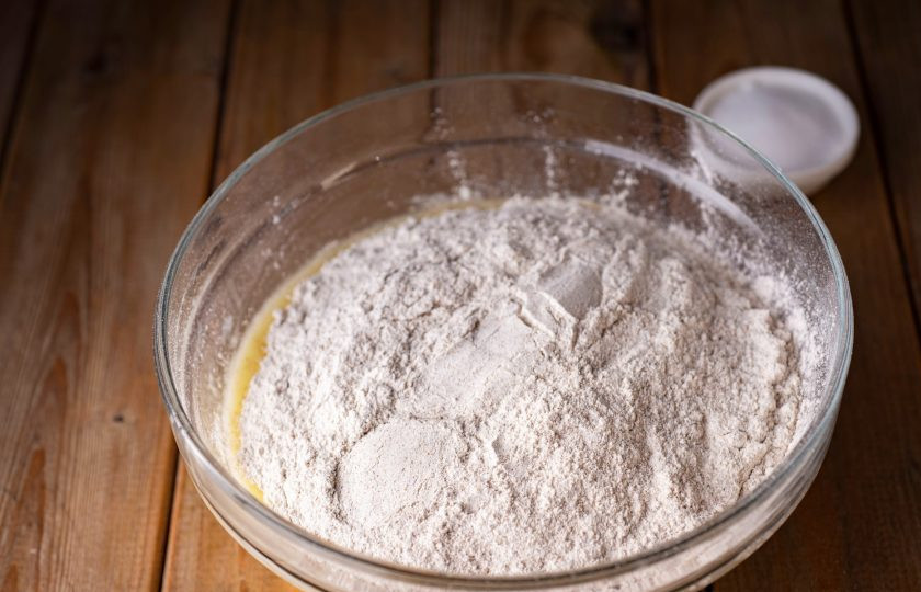 1. Этап. Ржаное печенье: Добавьте всю ржаную муку.