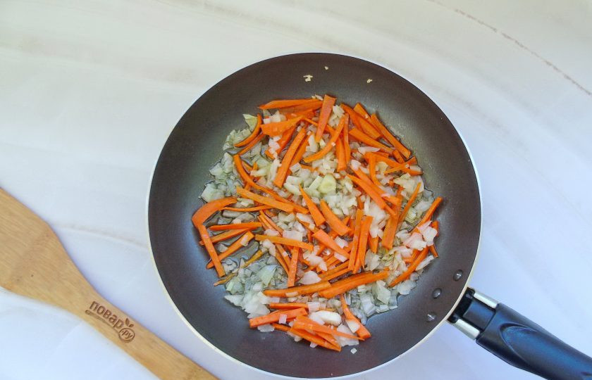 1. Этап. Белая уха: Морковь и лук нарежьте произвольно и выложите в сковороду с растительным маслом. Пассеруйте овощи до прозрачности лука.