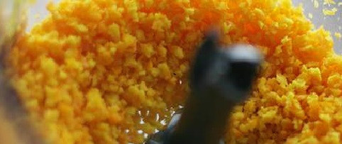 1. Этап. Апельсиновый пирог в мультиварке: Измельчите цедру в блендере.