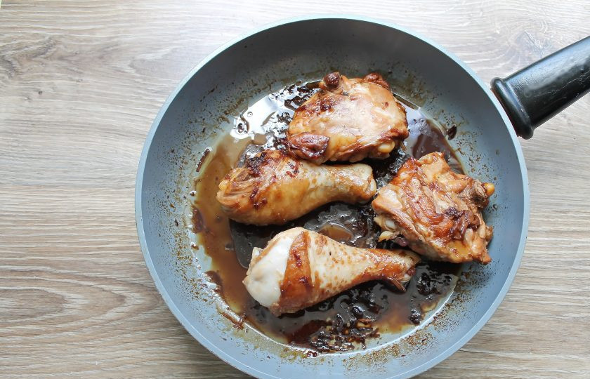 1. Этап. Курица по-тайски в кокосовом молоке: В сковороду налейте растительное масло и разогрейте на среднем огне. Выложите кусочки курицы в сковороду и обжаривайте в течение 7 минут.