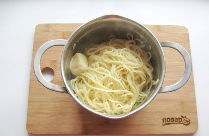 1. Этап. Спагетти с кетчупом: Варите спагетти согласно инструкции на упаковке. После откиньте на дуршлаг, слейте воду и выложите обратно в кастрюлю. Добавьте сливочное масло.