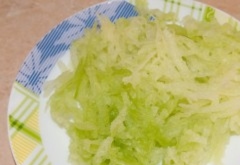 1. Этап. Окрошка постная: 2. На терке натрите редьку.