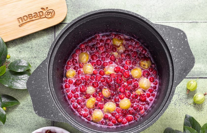 1. Этап. Варенье из крыжовника и красной смородины: Варите варенье 10-15 минут на медленном огне.