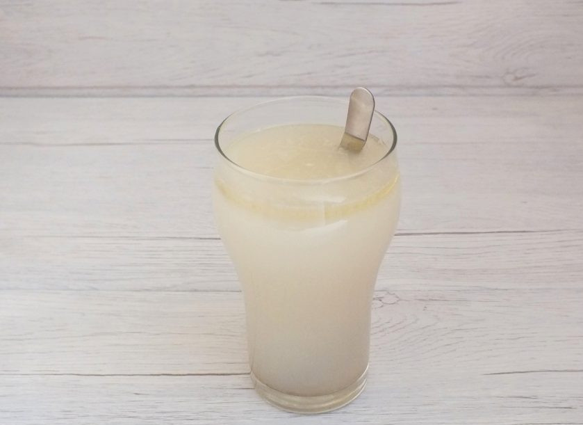 1. Этап. Фокачча в хлебопечке: Добавьте растительное масло, размешайте.