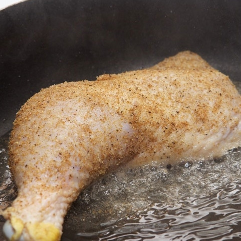 1. Этап. Жареные куриные ножки: В сковороде на среднем огне нагрейте оливковое масло. В разогретое масло положите куриные ножки.