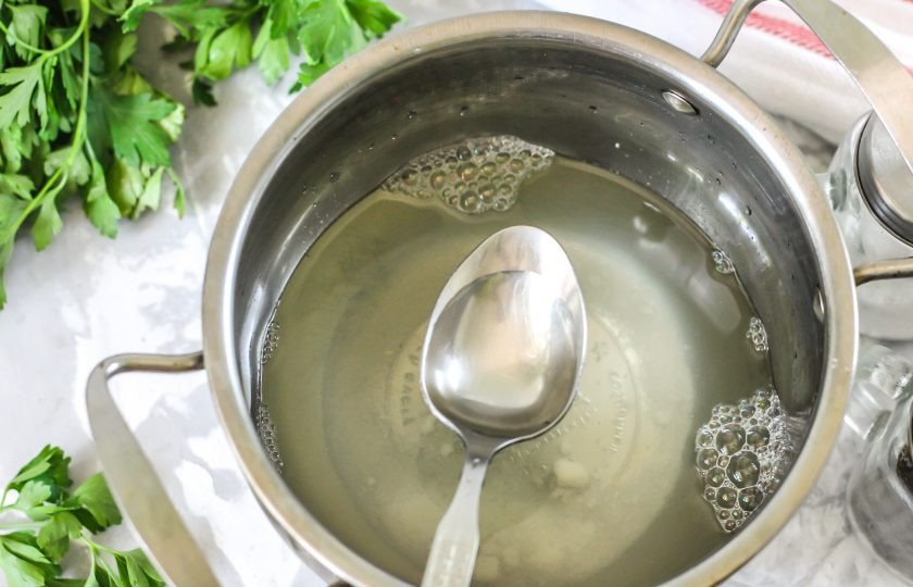 1. Этап. Маринованный лук кольцами на зиму: Влейте кипяток и добавьте уксус. Поместите емкость на плиту и доведите ее содержимое до кипения.