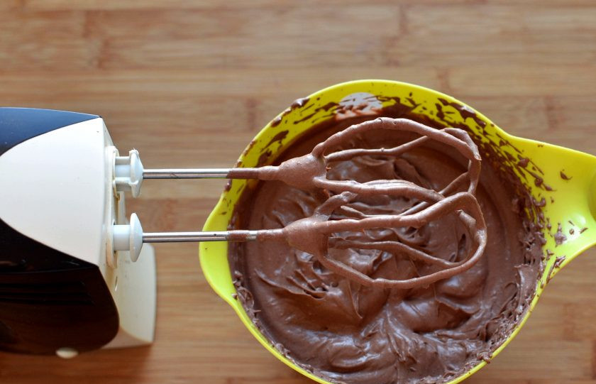 1. Этап. Великолепный шоколадный пирог: Для крема взбейте размягченное сливочное масло с ванильным экстрактом, постепенно добавляя какао-порошок, сахарную пудру и понемногу молоко до образования пышного крема. Я брала крема половину порции – вполне хватило на торт диаметром 18см.