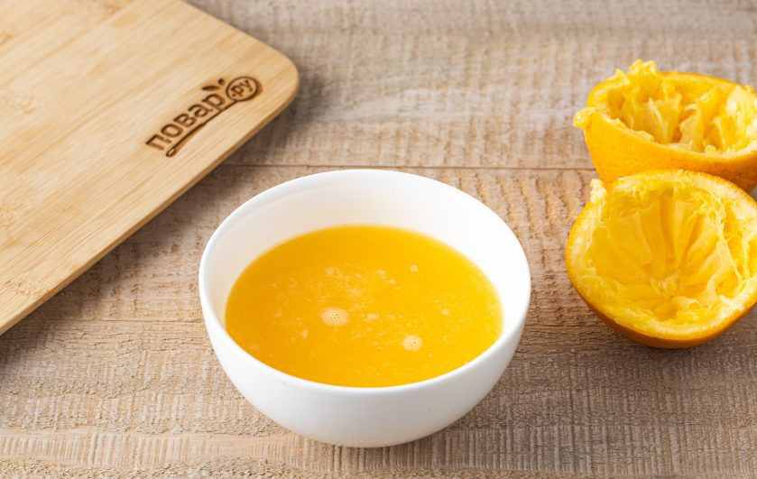 1. Этап. Морс из апельсинов: Очистите апельсины от кожуры. Разрежьте пополам и выжмите сок. Процедите и уберите его в холодильник.