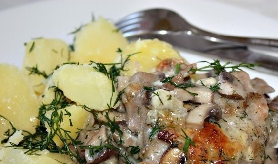 1. Этап. Свинина, тушенная со сливками: 5. Проверить готовность блюда можно с помощью вилки. Вот и все секреты, как приготовить свинину, тушенную со сливками.