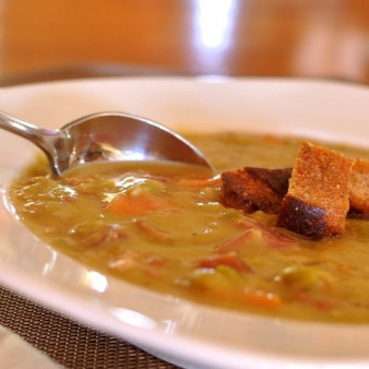 Простой гороховый суп с копченостями