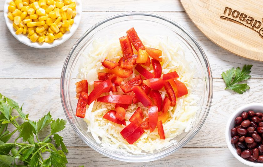 1. Этап. Салат с капустой, фасолью и кукурузой: Болгарский перец порежьте ломтиками среднего размера.