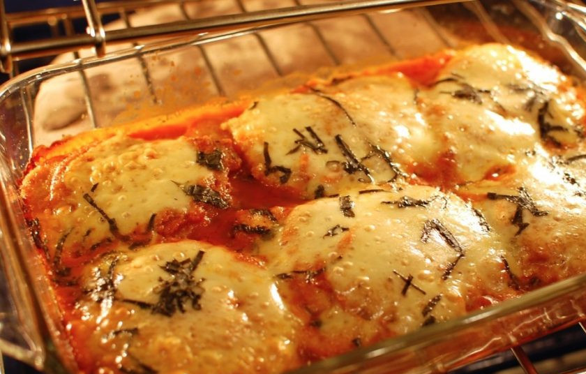 1. Этап. Куриные грудки с сыром в духовке: 12. Накройте форму фольгой и запекайте при 180 градусах около 30 минут. Подавайте готовое блюдо спустя 5-7 минут после запекания.