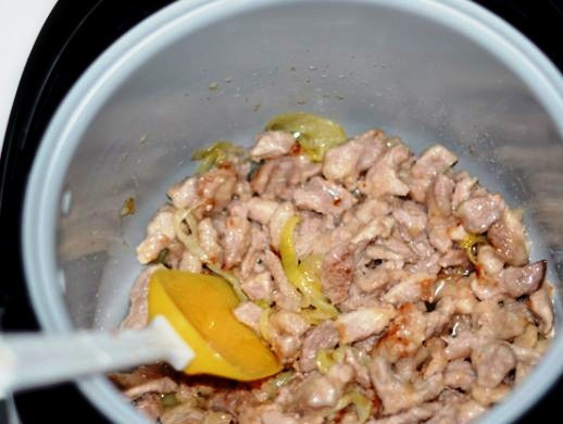 1. Этап. Мясо по-строгановски в мультиварке: Мясо обваляйте в муке и добавьте к луку. Жарьте вместе до румяной корочки.
