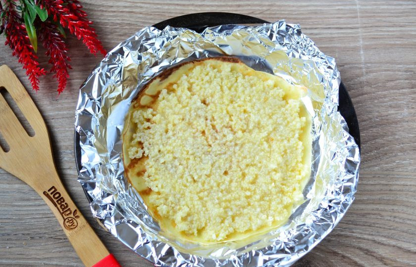 1. Этап. Блинница: Дно формы для выпекания застелите пергаментом или фольгой, так проще будет вынуть блинницу из формы. Первым слоем положите блин, на него ровным слоем положите небольшое количество пшенной каши.