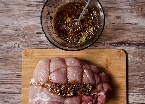 1. Этап. Свиная лопатка в рукаве: Смешаем масло, уксус, соль и специи. И получившимся маринадом тщательно обмажем кусок мяса. Оставим минимум на 3 часа мариноваться, можно оставить на ночь в холодильнике.