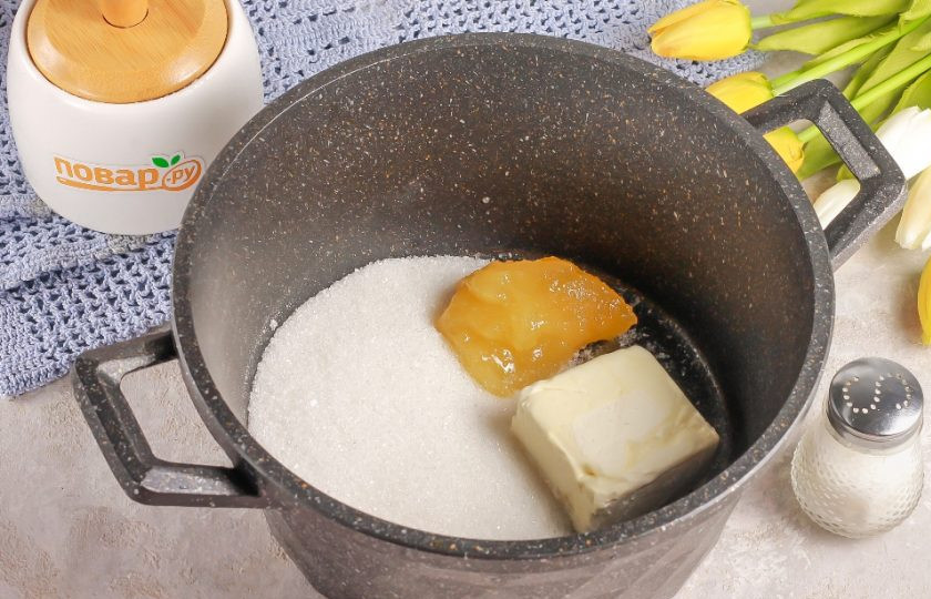 1. Этап. Медовик с вареной сгущенкой и сметаной: Влейте в казан или кастрюлю с антипригарным дном молоко любой жирности, выложите мед и сливочное масло. Поместите емкость на плиту, включив умеренный нагрев.