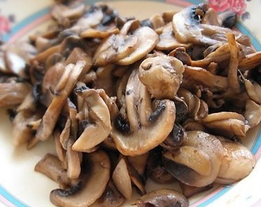 1. Stage. Autumn Salad: Coarsely chop the mushrooms and fry in vegetable oil.