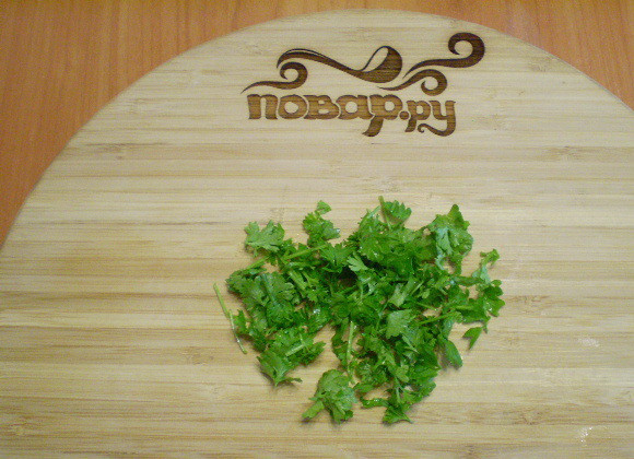 1. Этап. Жареные баклажаны с чесноком и зеленью: 5. Зелень мелко рубим.