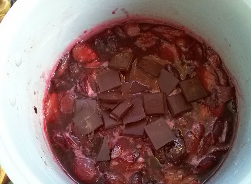 1. Этап. Слива в шоколаде на зиму: Снова доведите варенье до кипения, проварите 5 минут, выключите и добавьте шоколад, поломанный на кусочки, тщательно перемешайте до полного его растворения.