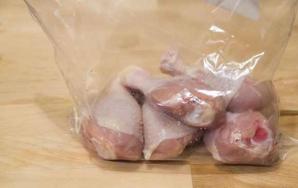 1. Этап. Куриные ножки с рисом: 1. Весьма удобно использовать для маринования ножек пакет с застежкой, но вы можете взять также просто глубокую мисочку, выложив туда вымытую и просушенную как следует курочку.