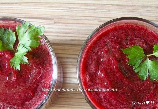 1. Этап. Гаспачо со свеклой и вишней: Полейте суп оливковым маслом, украсьте листиками петрушки и подавайте.