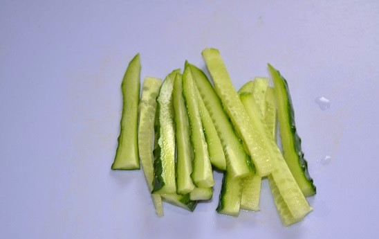 1. Этап. Спринг роллы с крабовыми палочками: 3. И огурчик.