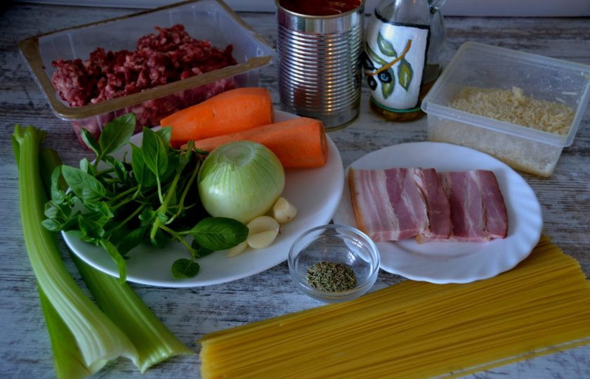 1. Этап. Болоньезе от Джейми Оливера: Подготовьте ингредиенты.