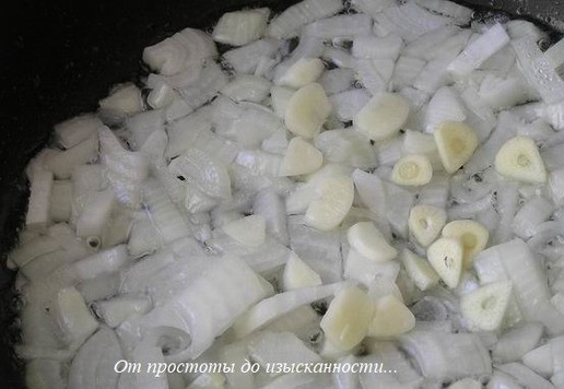 1. Этап. Спагетти с чечевично-грибным соусом: Чечевицу отварите до полуготовности. На растительном масле обжарьте мелко нарезанные лук и чеснок до прозрачности, присолите.