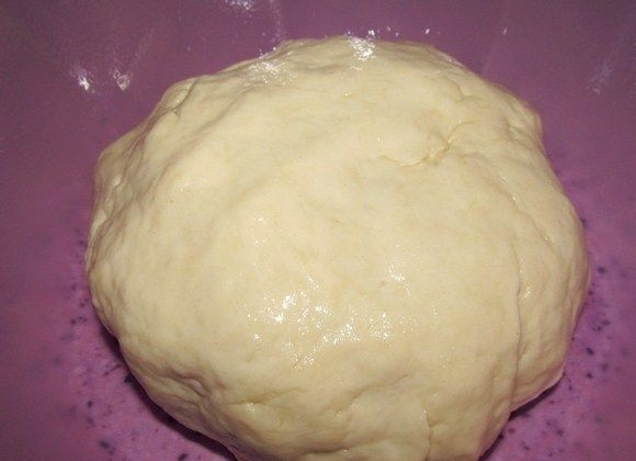 1. Этап. Тесто для пиццы (дрожжевое): 3. Теперь тесто уже будет легко отлипать от пальцев и станет довольно крутым. Оставим его теперь в теплом месте на два часа, чуть прикрыв сверху полотенцем.