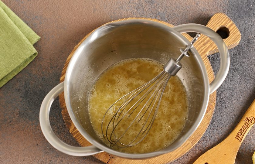 1. Этап. Блины с авокадо: Взбейте яйца с солью и сахаром.