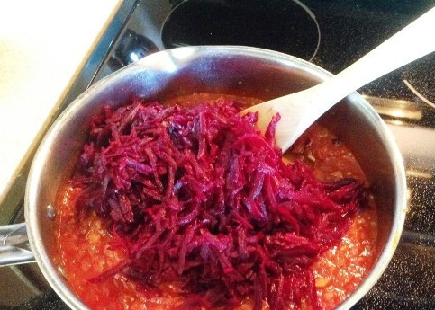 1. Этап. Суп (борщ) с мясом: Томатную пасту разведите 1 стаканом воды и добавьте к луку с морковкой. Сразу выкладываем тертую свеклу и чеснок. Хорошо перемешиваем и тушим до полуготовности свеклы.