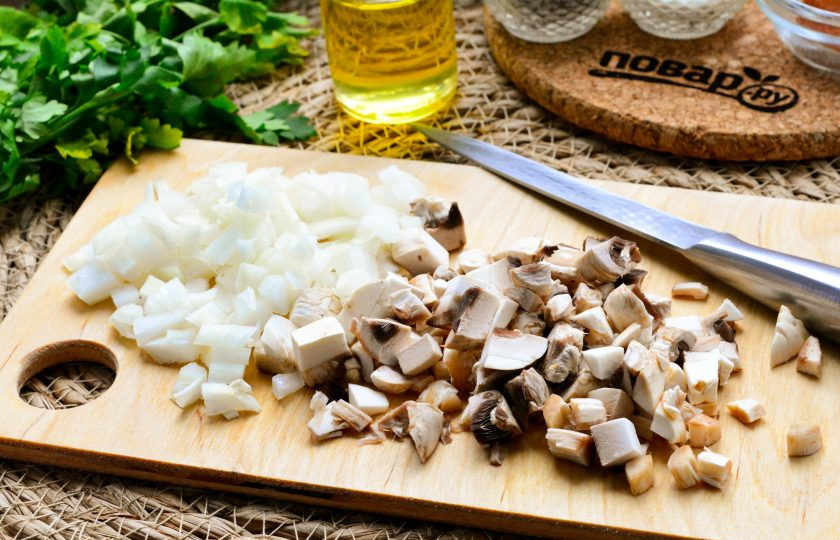 1. Этап. Салат Золушка: Почистите шампиньоны и репчатый лук, продукты нарежьте кубиками.