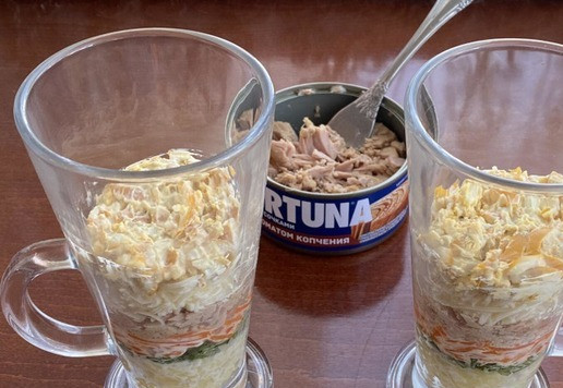 1. Этап. Подкопченная Мимоза: Сверху на сырный слой уложите копченые перепелиные яйца, натертые на терке и смешанные с небольшим количеством майонеза. Последующие слои дублируют предыдущие.