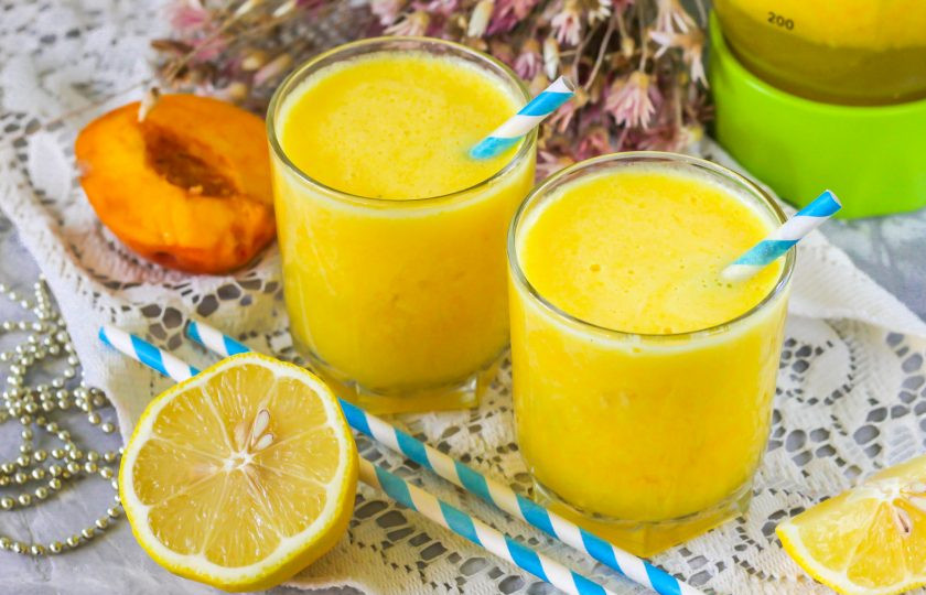 1. Этап. Персиковый лимонад: В стаканы, бокалы или чашки выложите по 2-3 кубика льда, влейте приготовленный персиковый лимонад и сразу же подавайте к столу, оснастив трубочками с широким отверстием.