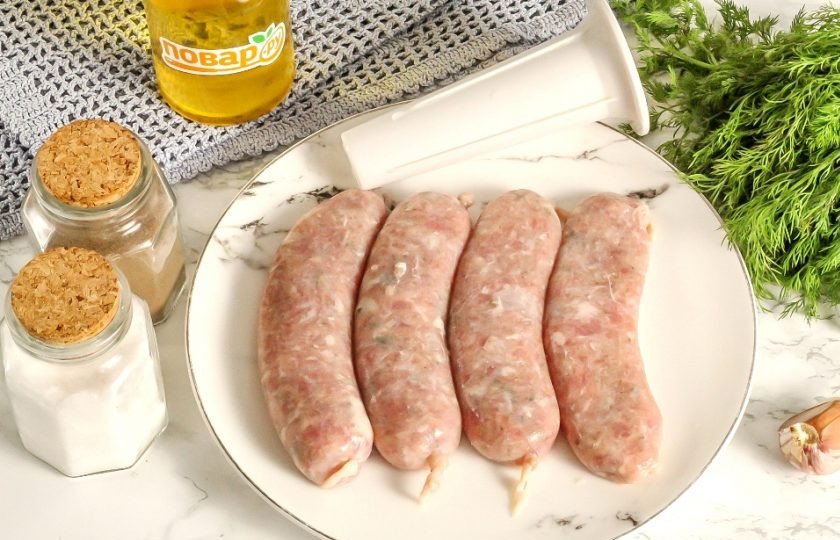 1. Этап. Колбаски «По-балкански» с салатом из запеченных овощей: Промойте тщательно кишку, наполните ее водой, чтобы проверить ее прочность. Если есть отверстия, то разрежьте кишку по ним. Натяните череву на специальную насадку мясорубки или на срезанное горлышко пластиковой бутылки. Завяжите конец кишки и наполните ее фаршем. Проколите иголкой те места, в которых скопился воздух. Завяжите кишку через равные отрезки, создавая порционные колбаски.