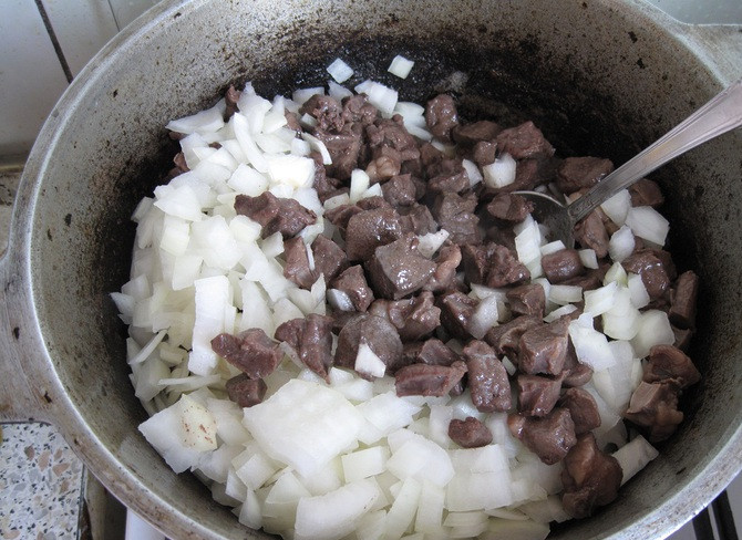 1. Этап. Куурдак из легких: В оставшемся жире обжариваем легкое, 15 минут. Легкое также откладываем в отдельную тарелку. В казан кладем печень, жарим 10 минут и добавляем сердце, легкое и порезанный лук. Жарим еще 10 минут помешивая.