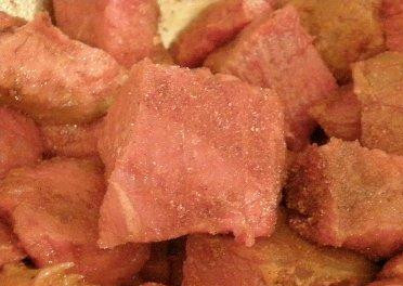 1. Этап. Тако с пекинской капустой: Если вы используете мясо или рыбу для начинки, то извлеките все кости, разомните филе вилкой или пропустите через мясорубку, а затем смешайте с соусом. Удобно использовать жаренный фарш. Если делаете сырный тако, то потрите сыр на крупную терку, и смешайте с соусом.