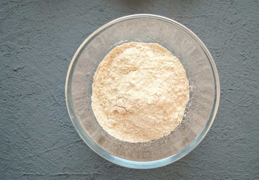 1. Этап. Печенье из зеленой гречки: В кофемолке измельчите зеленую гречку в муку. Пересыпьте в миску.