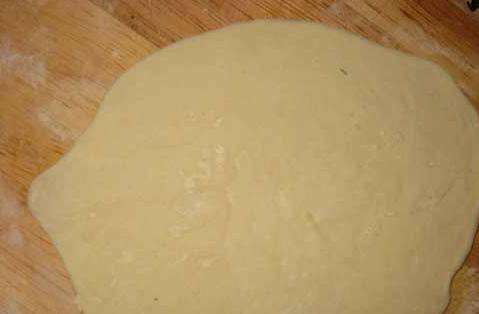 1. Этап. Хинкали в пароварке: Теперь поочередно берем по одному кусочку и раскатываем его в плоскую лепешку.