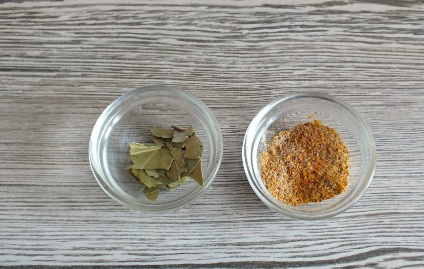 1. Этап. Шашлык Новогодний: Смешайте специи. Лавровый лист раскрошите.