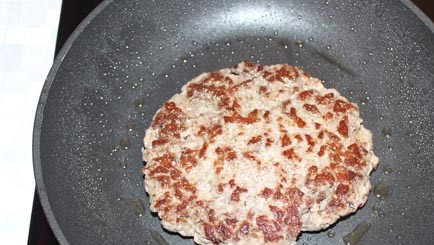 1. Этап. Бифштекс из фарша в духовке: Минуты через 2-3 перевернем бифштекс на сковороде, и прожарим его с другой стороны еще 2-3 минуты.